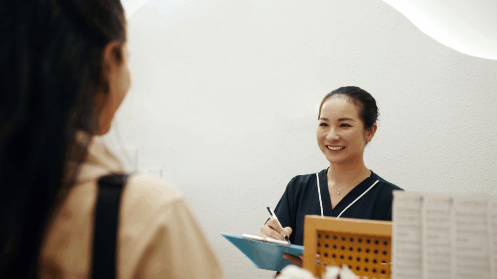 エステで来店後カウンセリングを受ける女性