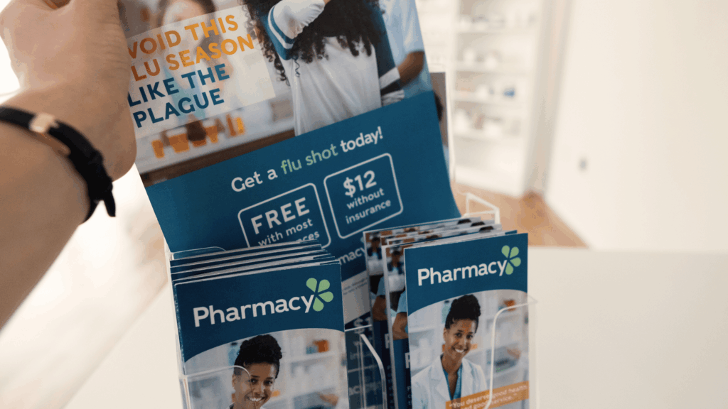 整骨院で高齢者を集客する方法で新聞折込やフリーペーパーの使い分けることを解説した記事