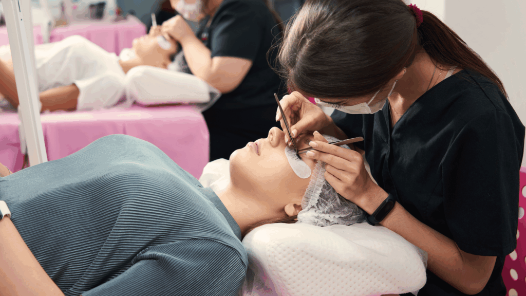 まつ毛サロンの経営の年収と売上の目安を解説した記事