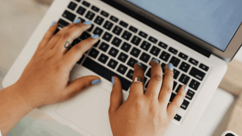 美容室DXの具体的な進め方の方法で、顧客管理のデジタル化を解説した記事