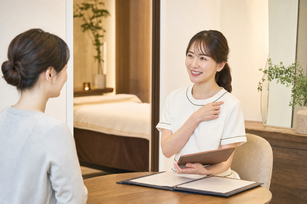 バストアップサロンで姿勢や体の悩みを相談する女性客